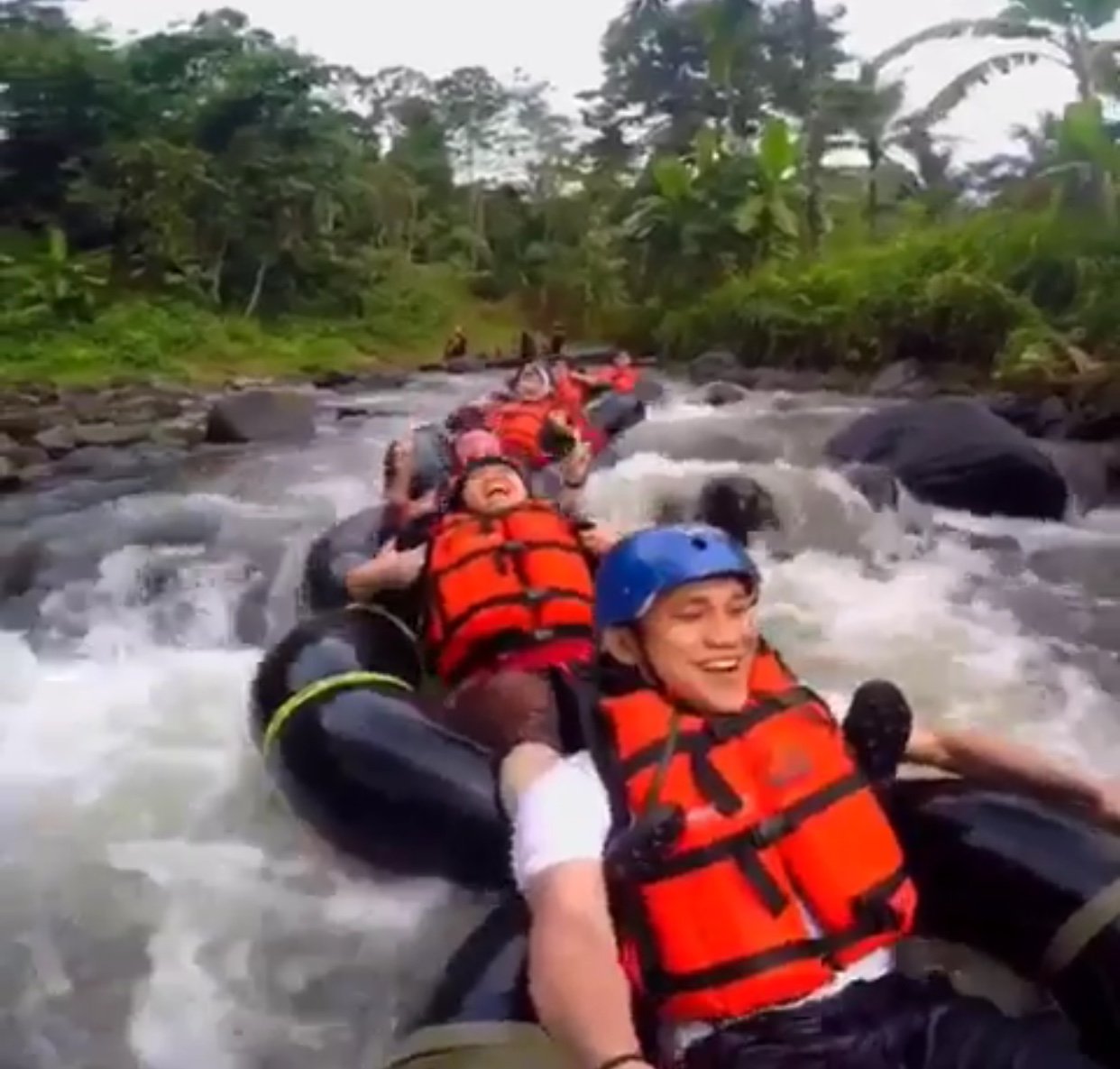 river tubing cikalumpang