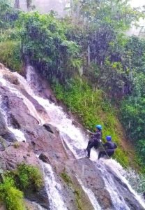 rappelling di curug lembah pelangi