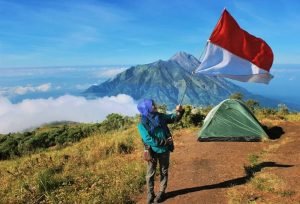 Perlengkapan yang wajib di bawa saat mendaki gunung